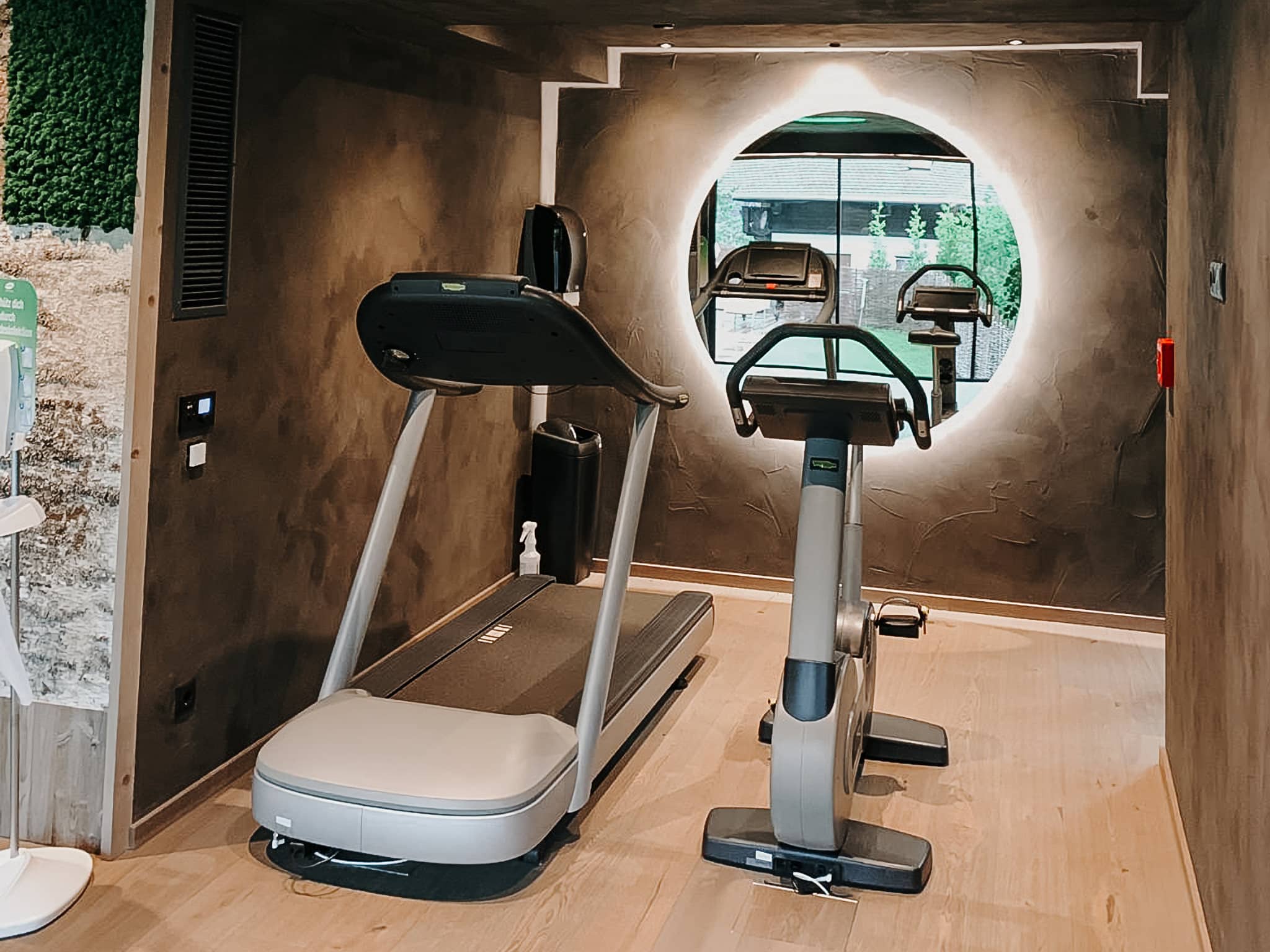 Laufband und Crosstrainer im Fitnessbereich des Boutiquehotel Haidachhof Fügen