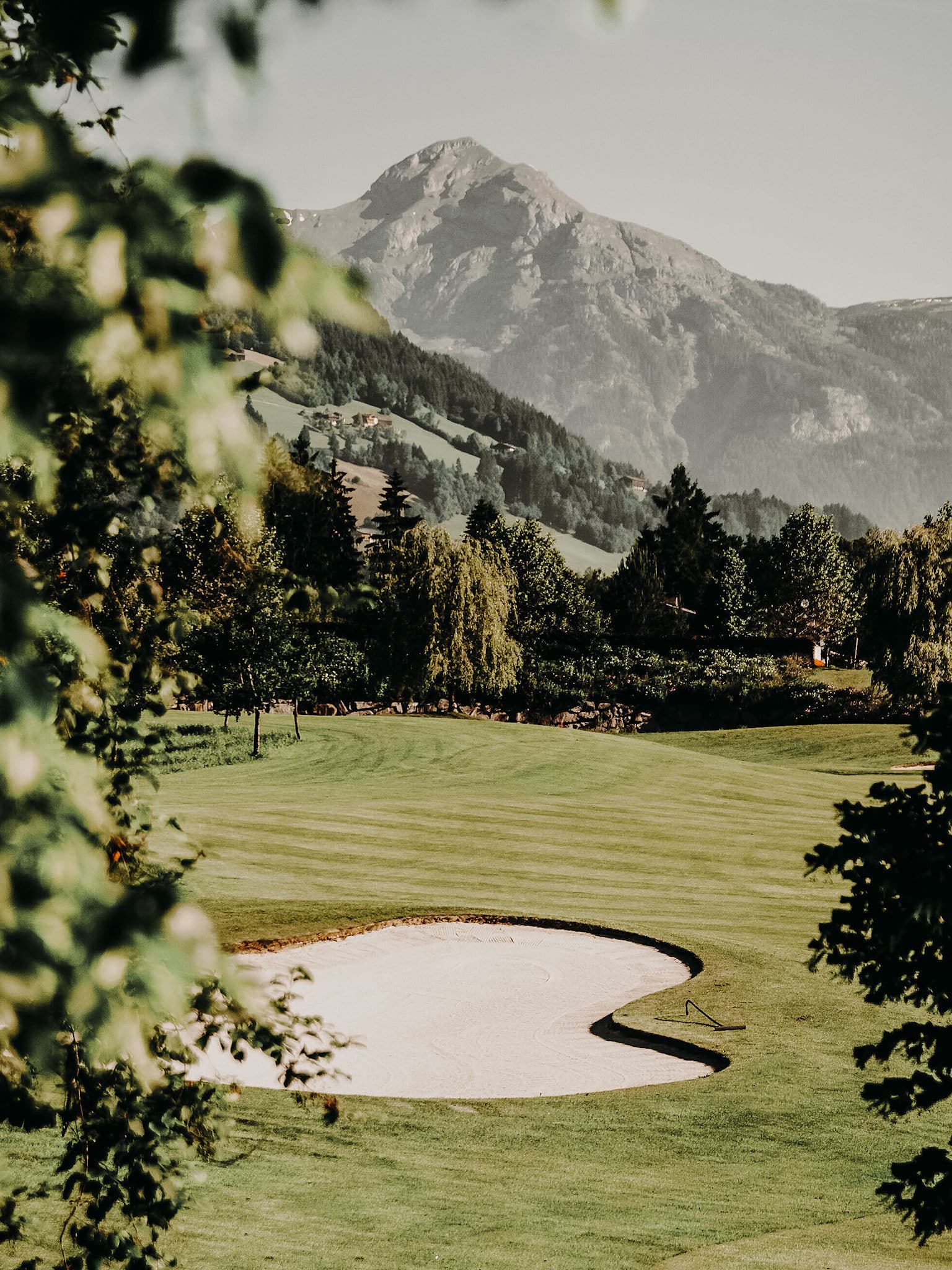 Golfplatz mit Aussicht auf die Alpen