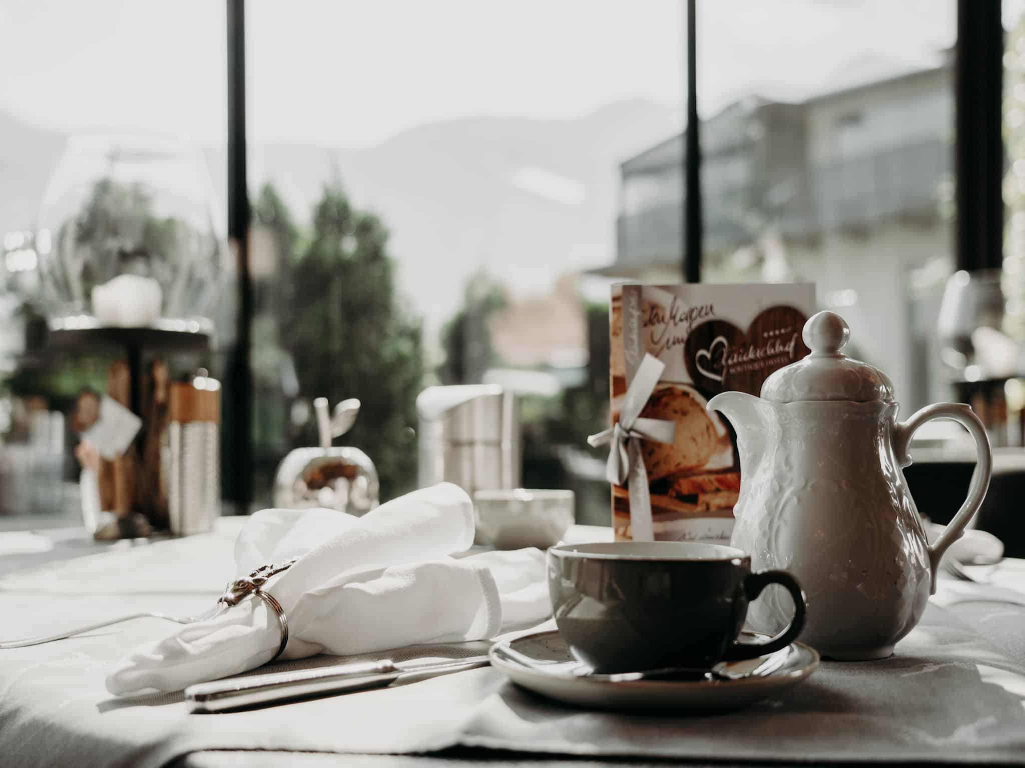 Gedeckter Frühstückstisch im Boutiquehotel Haidachhof Fügen