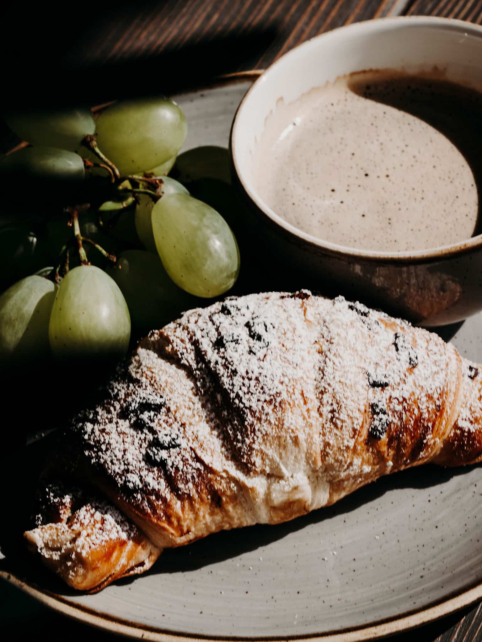 Schokocroissant mit Trauben und Kaffee im Boutiquehotel Haidachhof Fügen