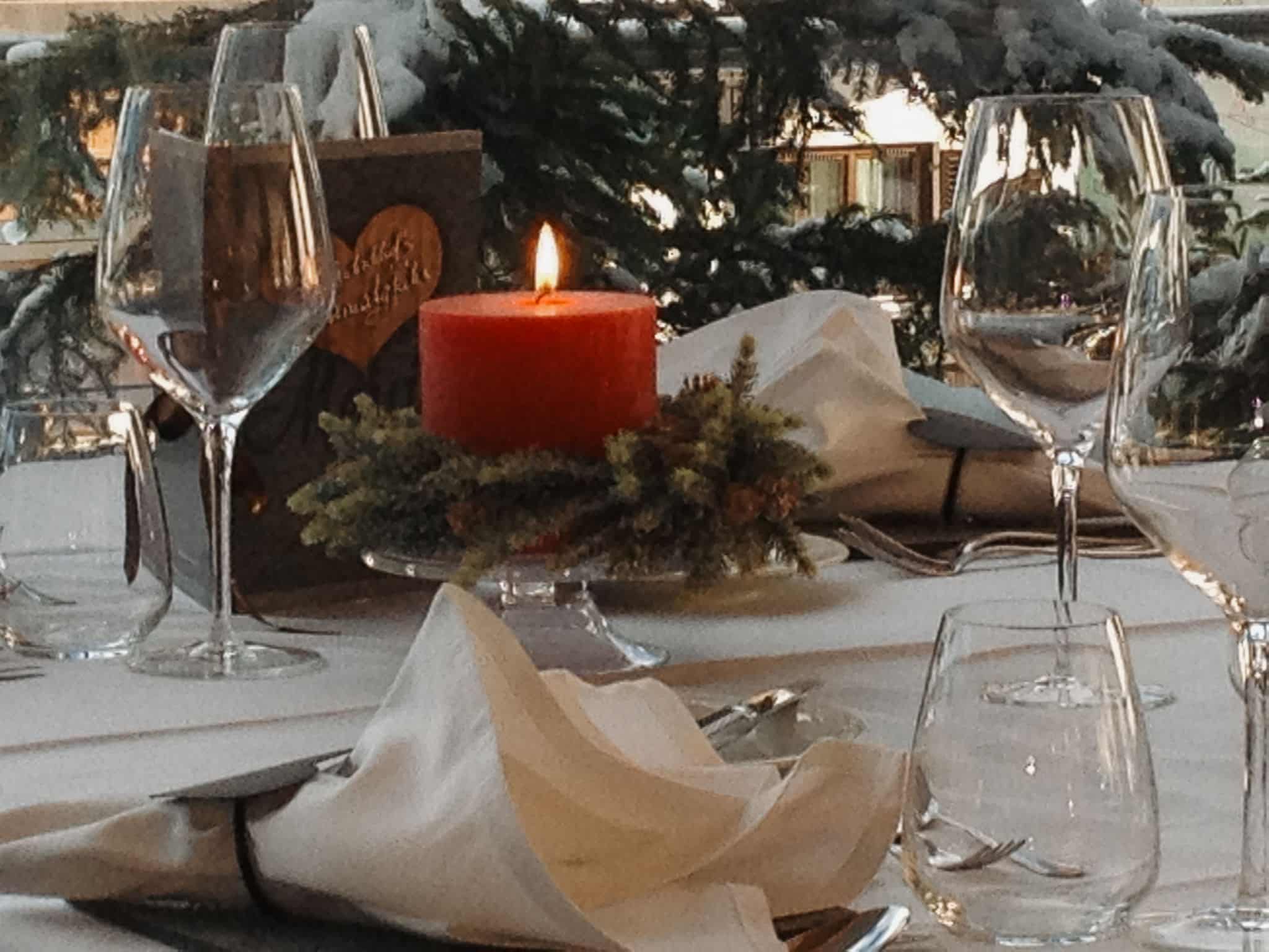 Gedeckter Tisch mit Weihnachtskerze im Boutiquehotel Haidachhof Fügen