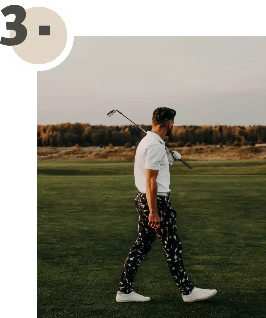 Golfer mit Schläger schlendert über den Golfplatz - Grafik 3.1