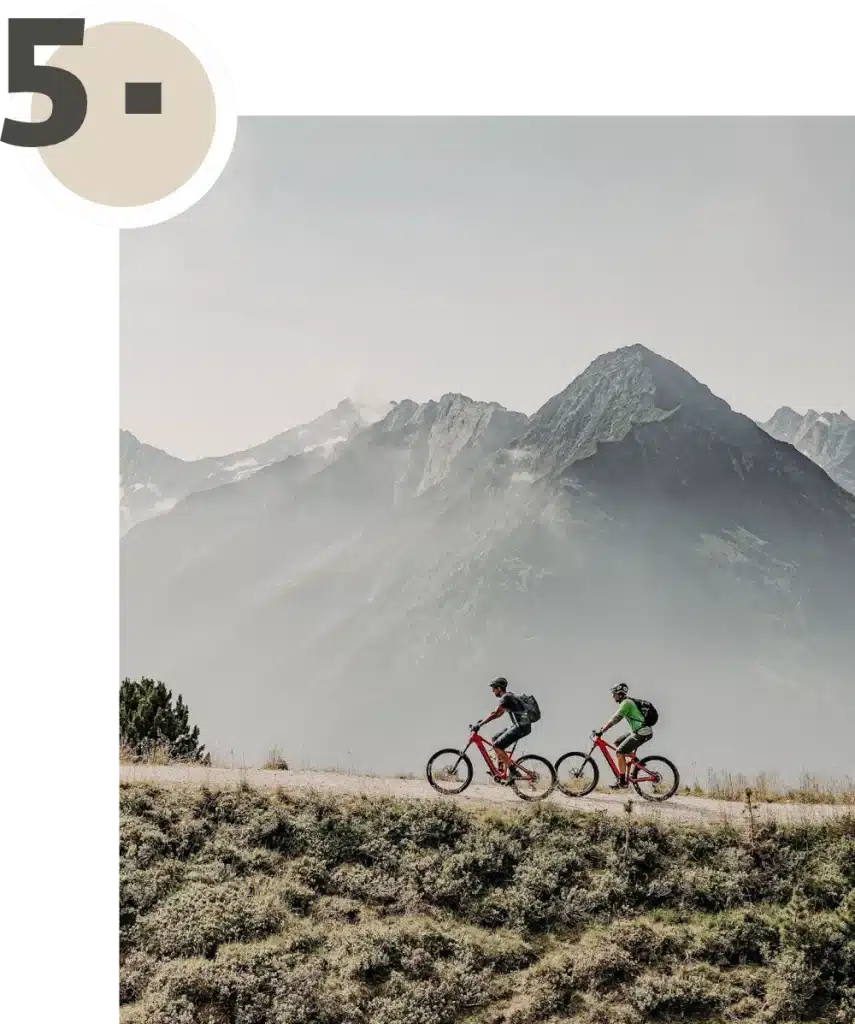 Zwei Mountainbiker auf schmalem Weg vor Bergpanorama - Grafik 5