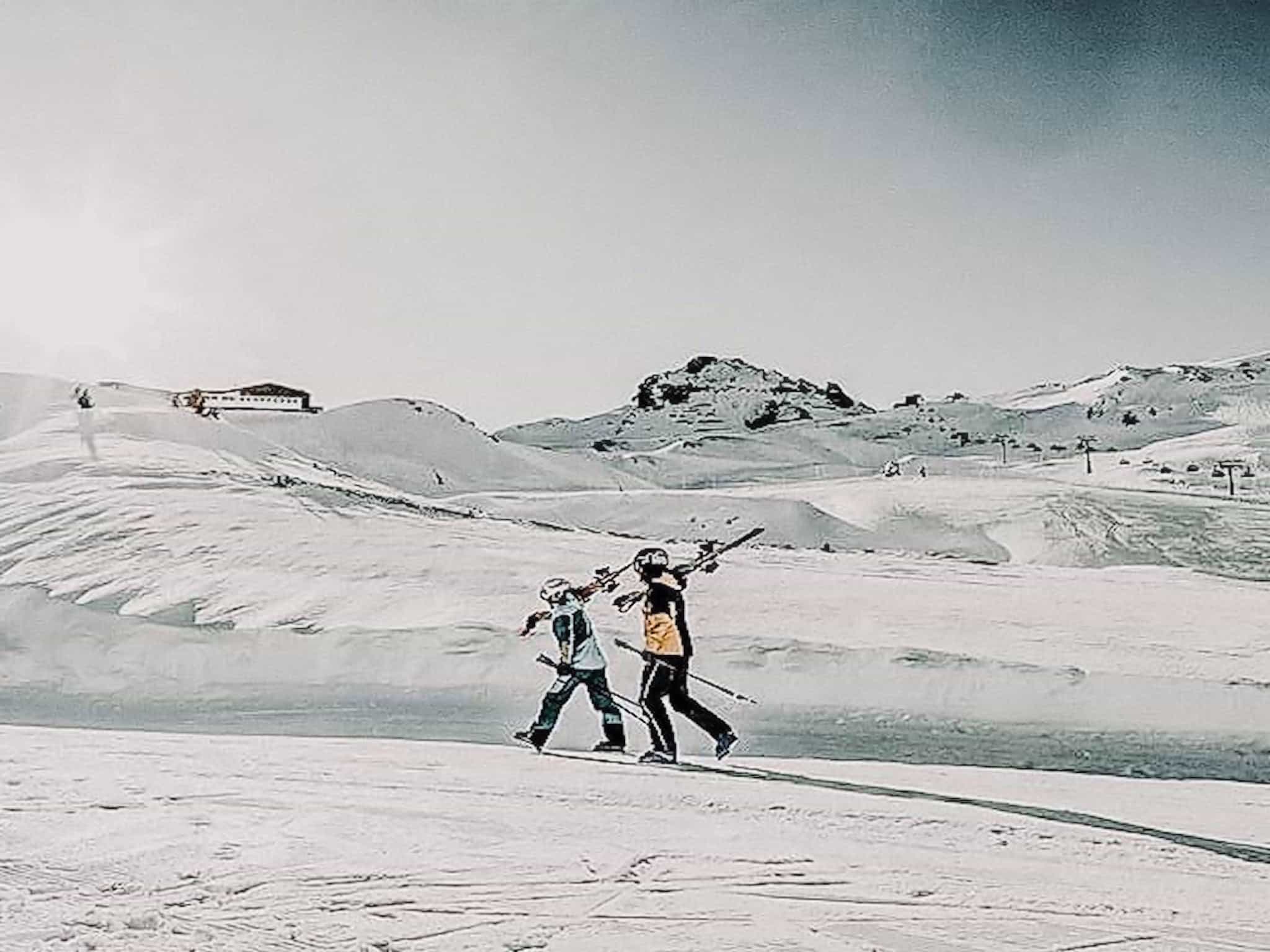 Skifahrer zu Fuß unterwegs auf verschneitem Berg