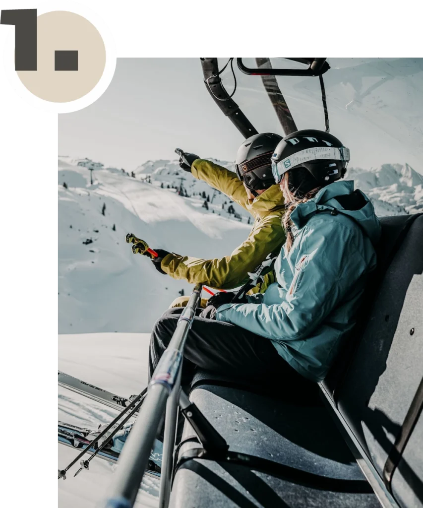 Zwei Skifahrer in einer Gondel genießen die Aussicht auf verschneite Berge - Grafik 1