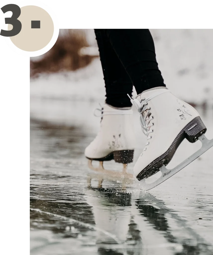 Nahaufnahme Schlittschuhe auf Eisfläche - Grafik 3