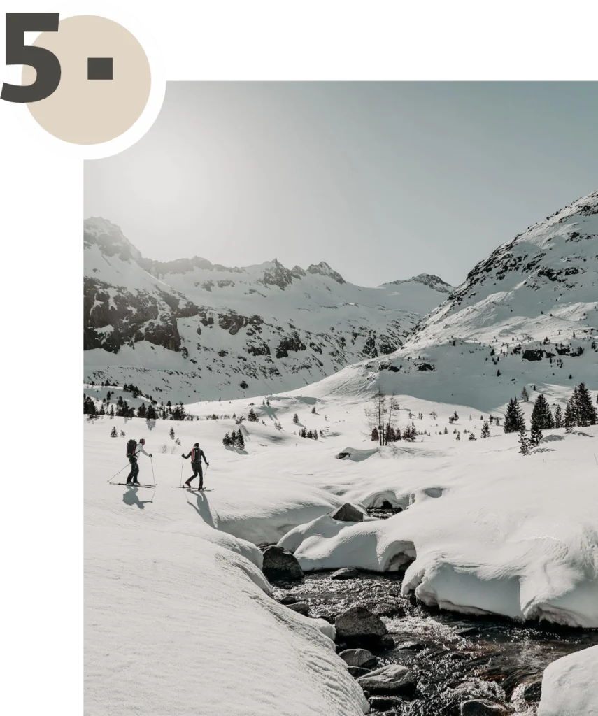 Zwei Skifahrer inmitten verschneiter Berglandschaft - Grafik 5
