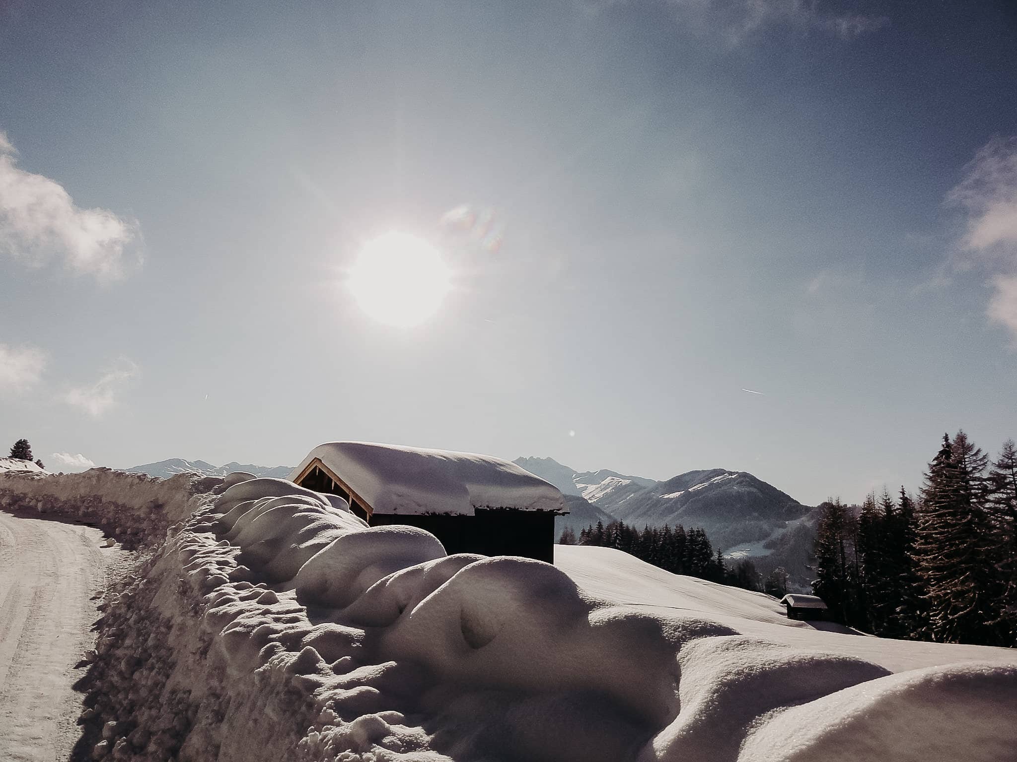 Verschneite Berghütte bei Sonnenschein im Zillertal