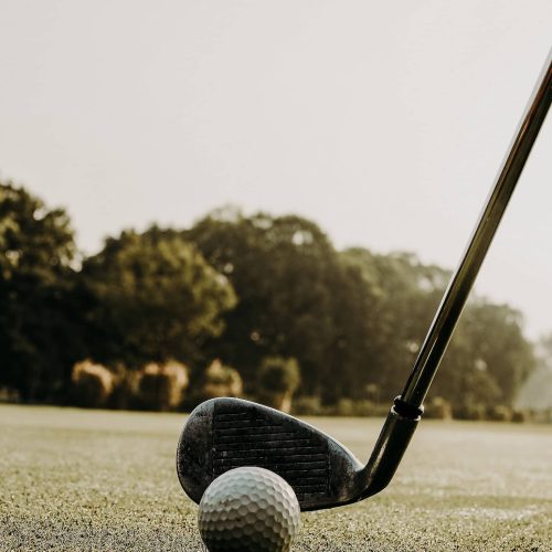 Nahaufnahme Golfball und Golfschläger