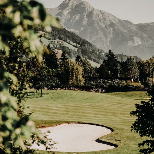 Golfplatz mit Aussicht auf die Alpen