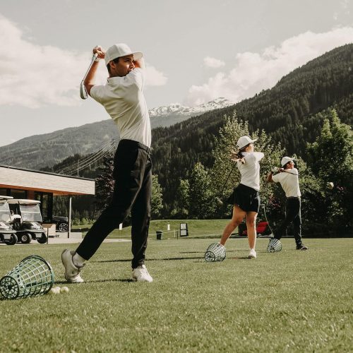Golfspieler beim Abschlag auf dem Golfplatz