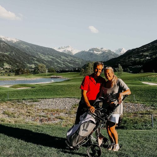 Gaby und Heinz vom Boutiquehotel Haidachhof beim Golfen