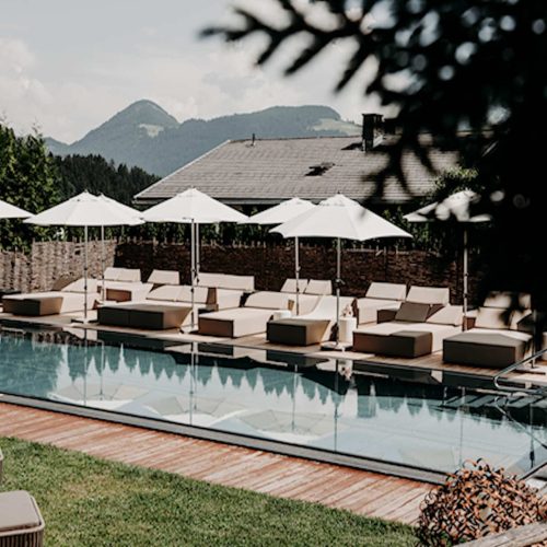 Poolbereich mit Liegen im Boutiquehotel Haidachhof Fügen