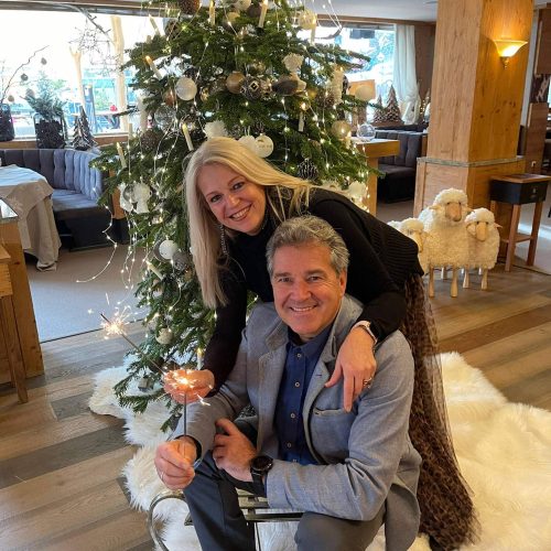 Gaby und Heinz mit Wunderkerzen vor dem Weihnachtsbaum im Boutiquehotel Haidachhof Fügen