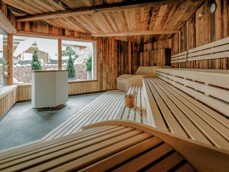 Holzvertäfelte Sauna im Boutiquehotel Haidachhof Fügen